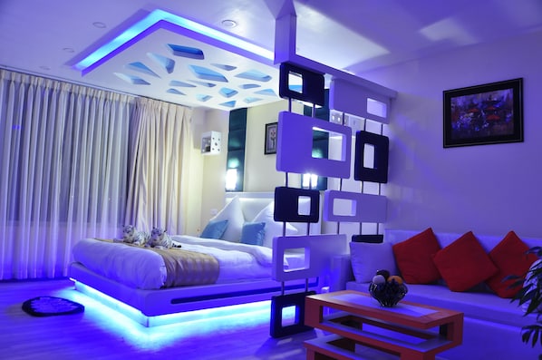 Classic Penthouse | Minibar, in-room safe, individually decorated, individually furnished