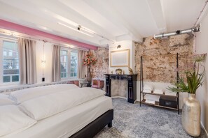 Economy Double Room | Individually decorated, individually furnished, iron/ironing board - Will & Tate City Stay (The Hague)