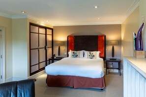 Suite Junior | Brankas, meja kerja, tirai kedap cahaya, dan kedap suara