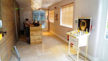 Een stoombad, lichaamsbehandelingen, aromatherapie, hotstone-massages