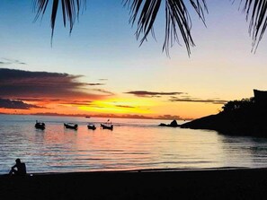 在海滩、沙滩椅、海滩遮阳伞、沙滩毛巾