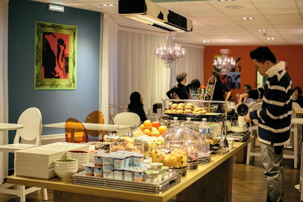 Daily continental breakfast (EUR 12 per person)