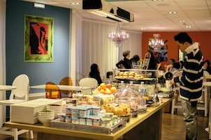 Desayuno continental diario (EUR 12 por persona)