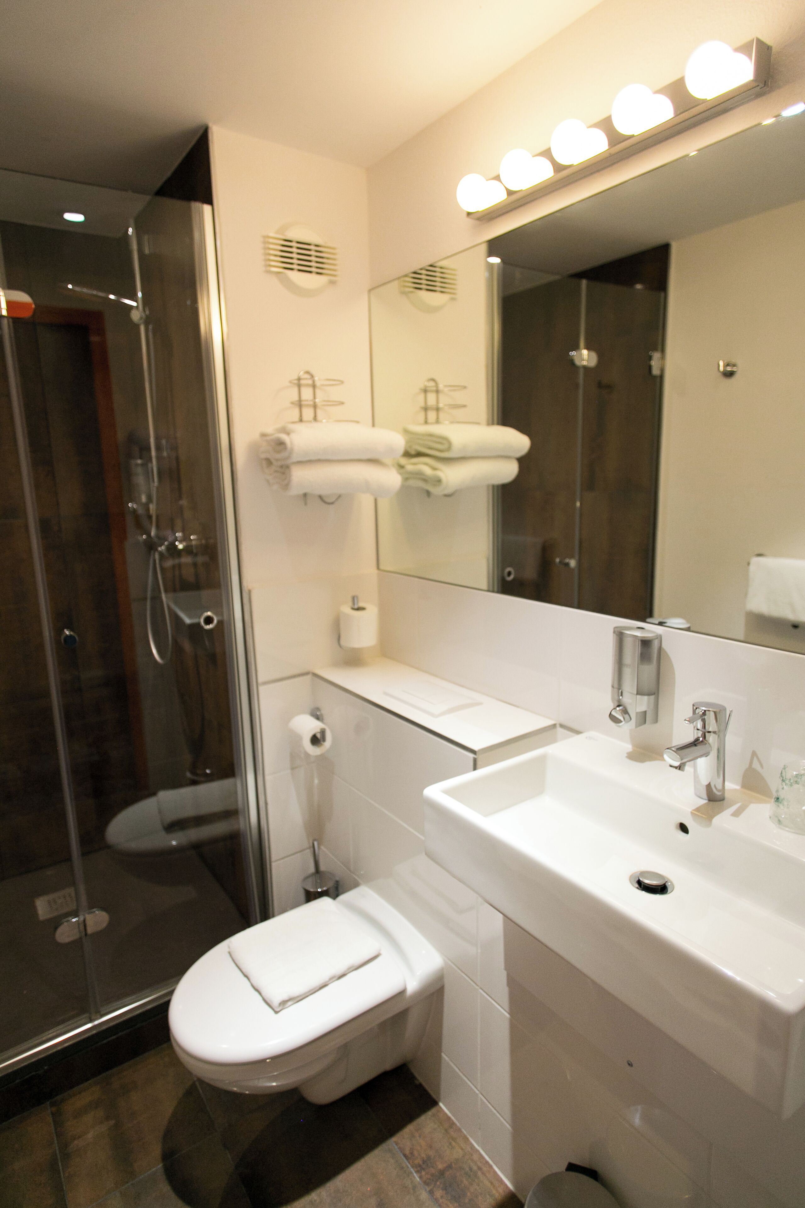 superior double room | bathroom | free toiletries, hair dryer, towels, soap