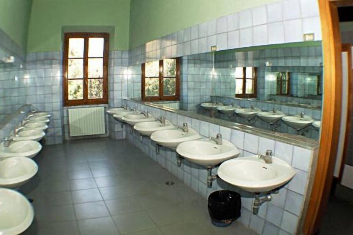 Eine öffentliche Toilette mit mehreren Waschbecken und Spiegeln.