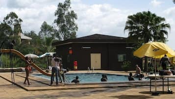 Una piscina al aire libre