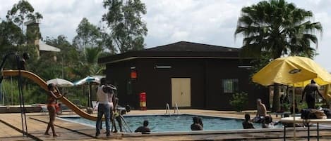 Una piscina al aire libre