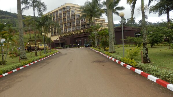 Vista frontal de la propiedad