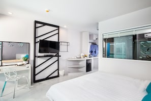 Deluxe Double Room | Peti besi dalam bilik, meja, langsir/tirai gelap terus 