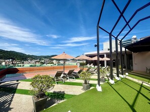 Piscine extérieure, accès possible de 8 h à 20 h, parasols