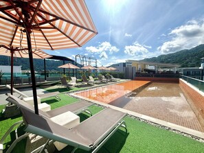 Außenpool, geöffnet von 08:00 Uhr bis 20:00 Uhr, Sonnenschirme