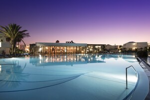 2 สระว่ายน้ำกลางแจ้ง, ร่มริมสระว่ายน้ำ