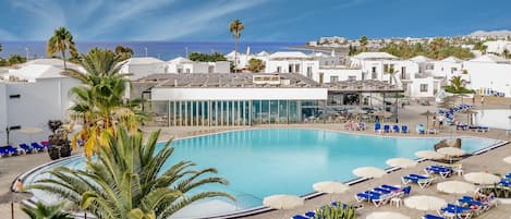 2 piscinas al aire libre, sombrillas