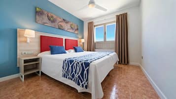 Desk, free cots/infant beds, bed sheets