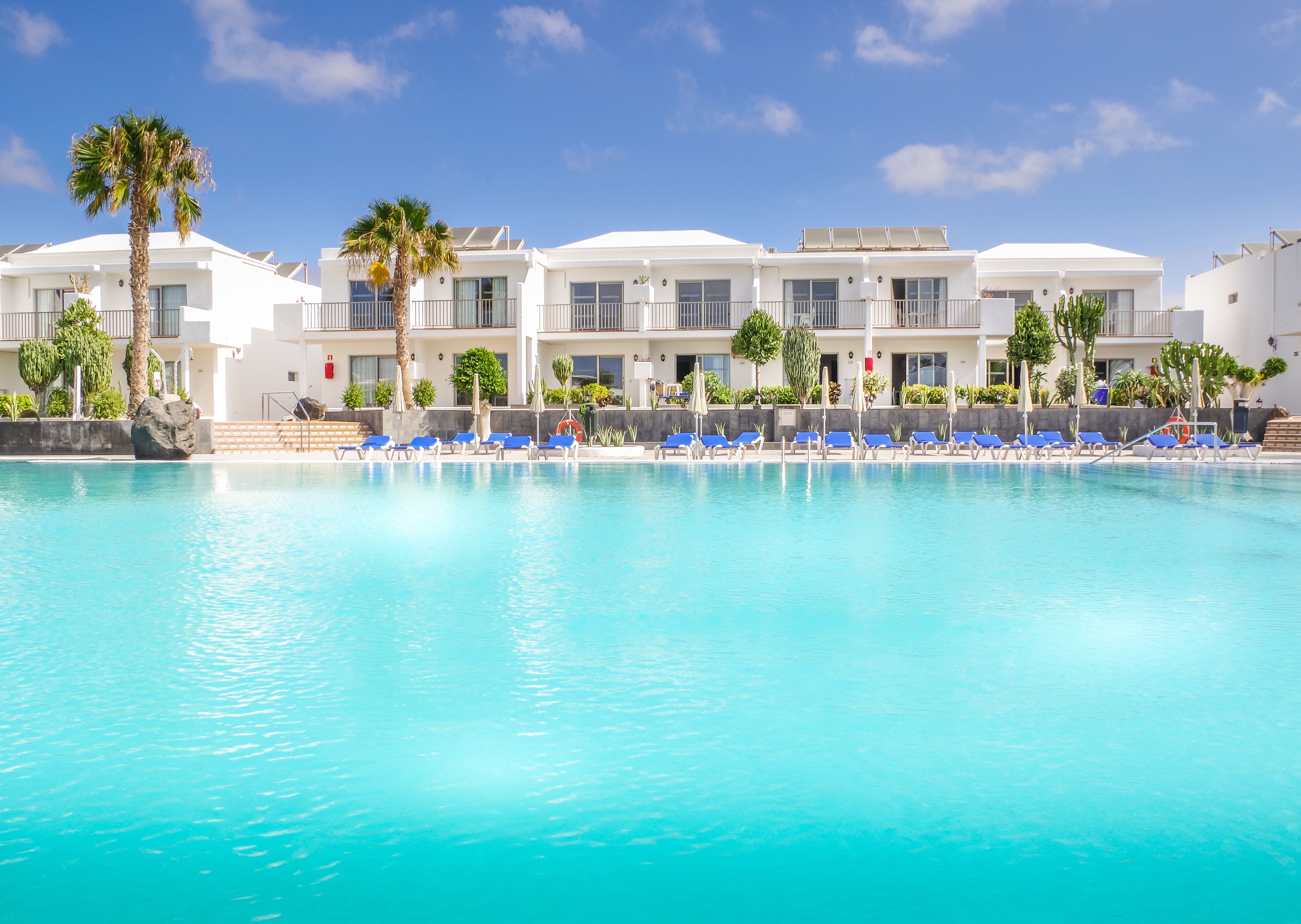 2 piscines a l'aire lliure i para-sols 