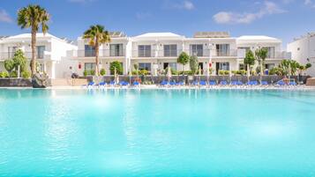 2 piscinas al aire libre, sombrillas