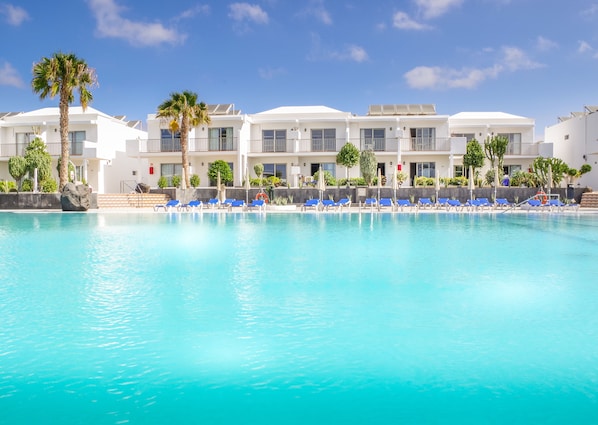 2 utendørsbassenger og bassengparasoller