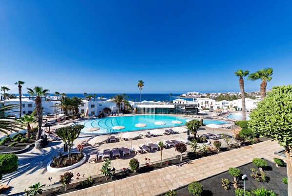 2 outdoor pools, pool umbrellas - Hotel Floresta (Tías)