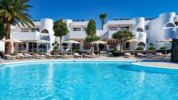 2 outdoor pools, pool umbrellas