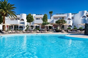 2 outdoor pools, pool umbrellas - Hotel Floresta (Tías)
