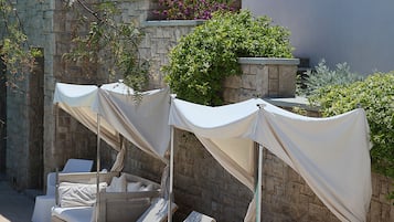 Piscine extérieure (ouverte en saison), parasols de plage