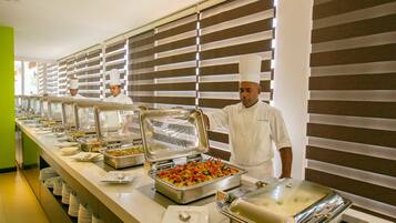 Café da manhã com buffet todos os dias (USD 20 por pessoa) 