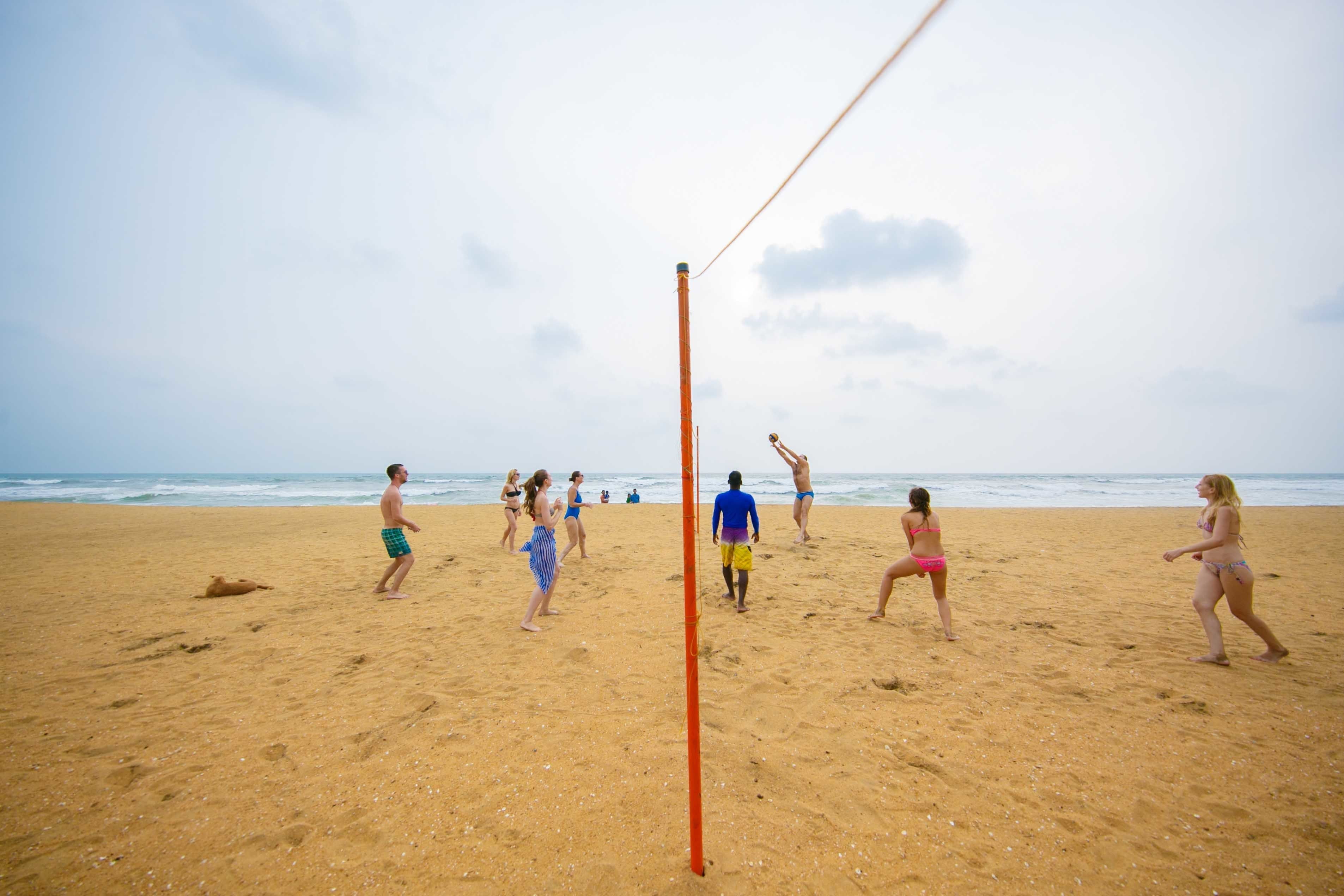 Un match de volleyball de plage où les joueurs portent des maillots de bain.