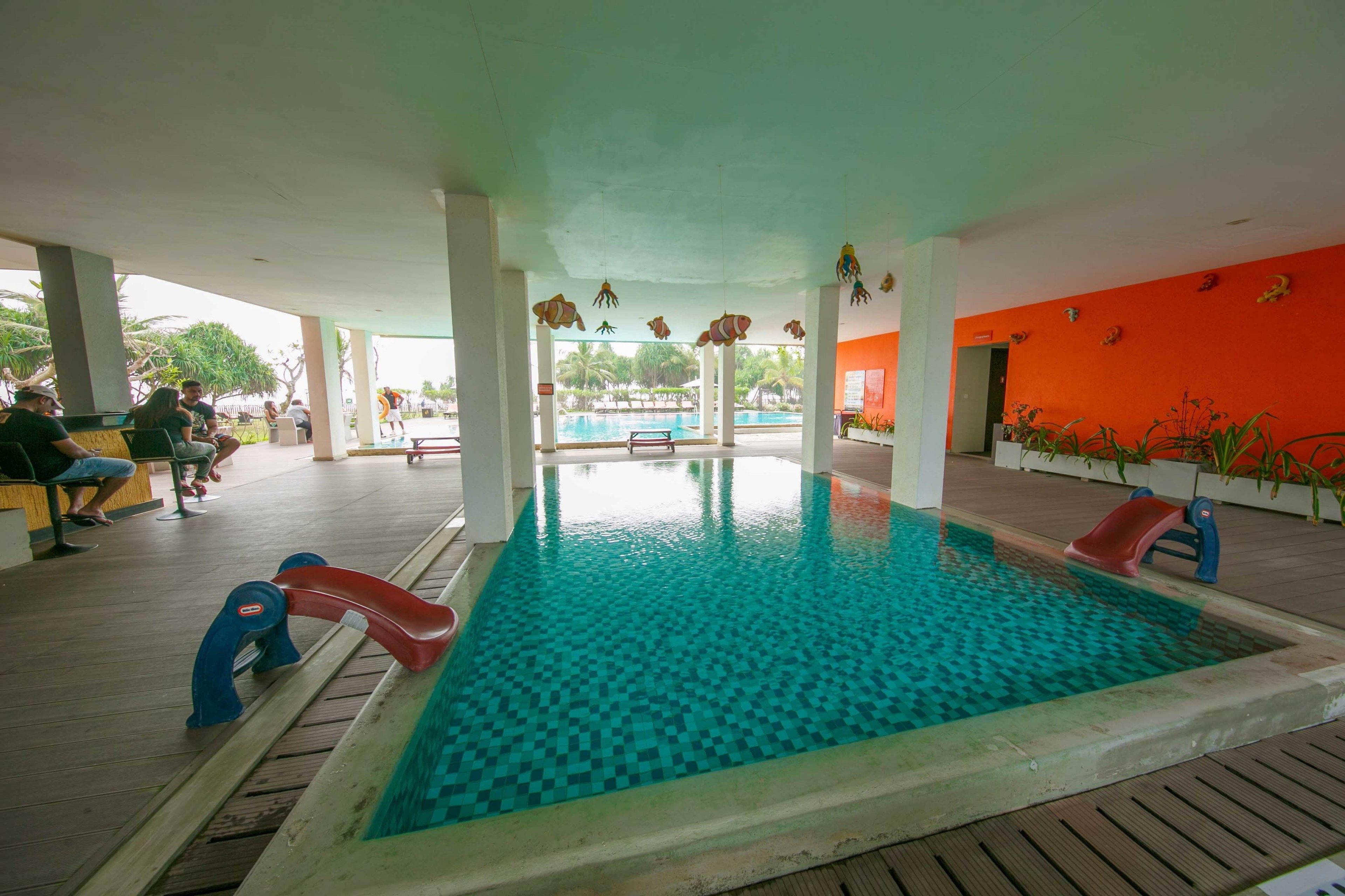 室外游泳池，池畔遮阳伞，日光浴躺椅