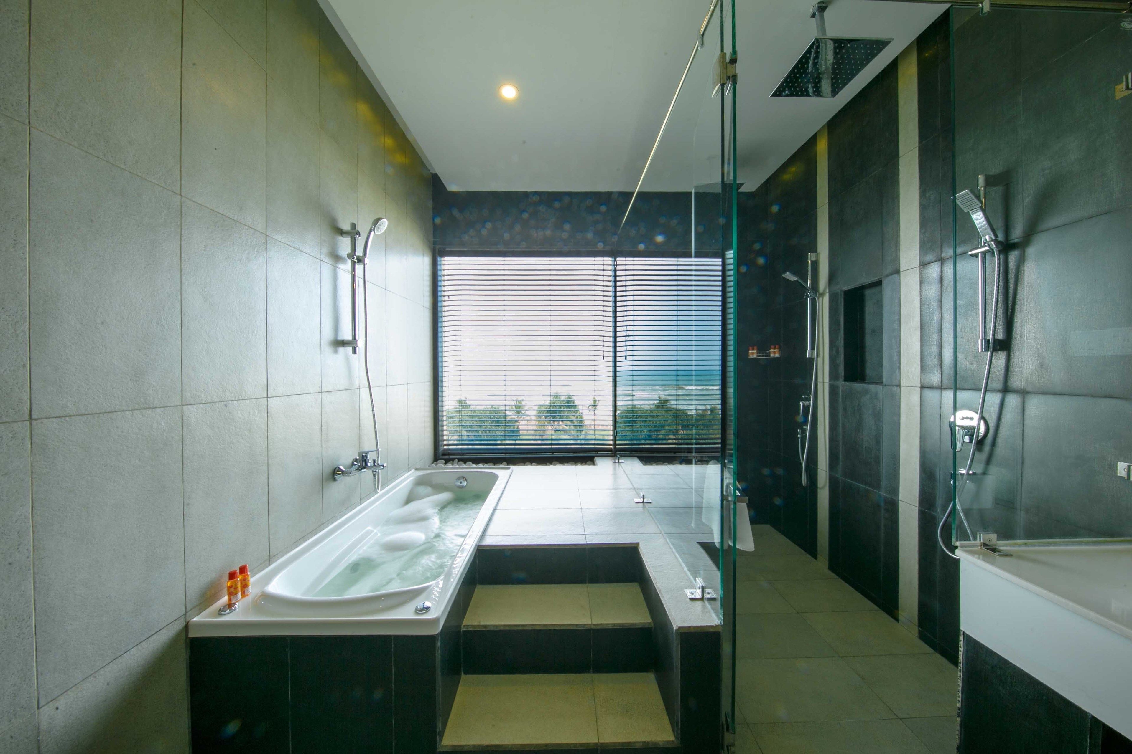 deluxe room | bathroom | free toiletries, hair dryer, towels