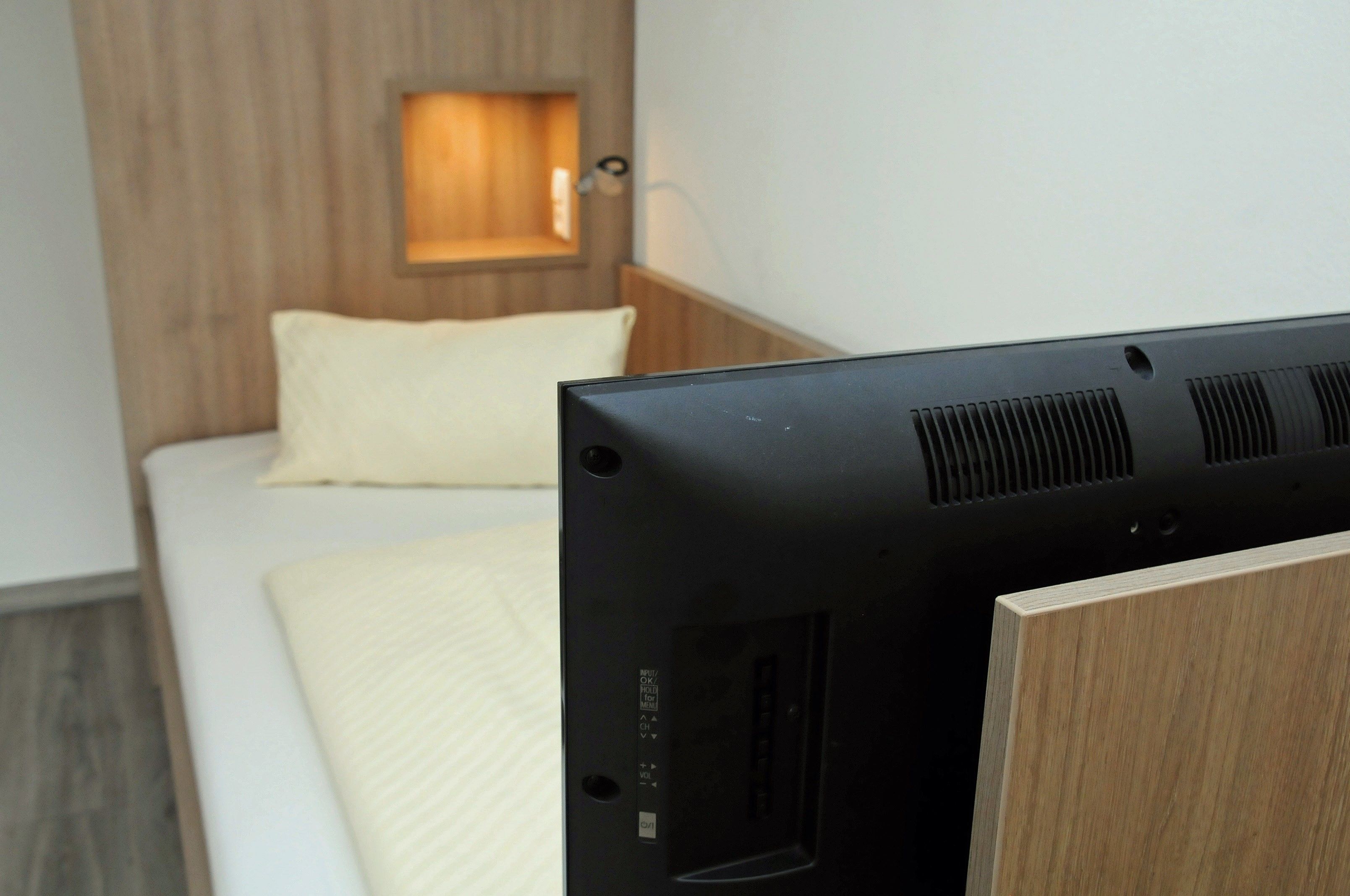 deluxe single room, 1 bedroom | cots/infant beds, free wifi, bed sheets