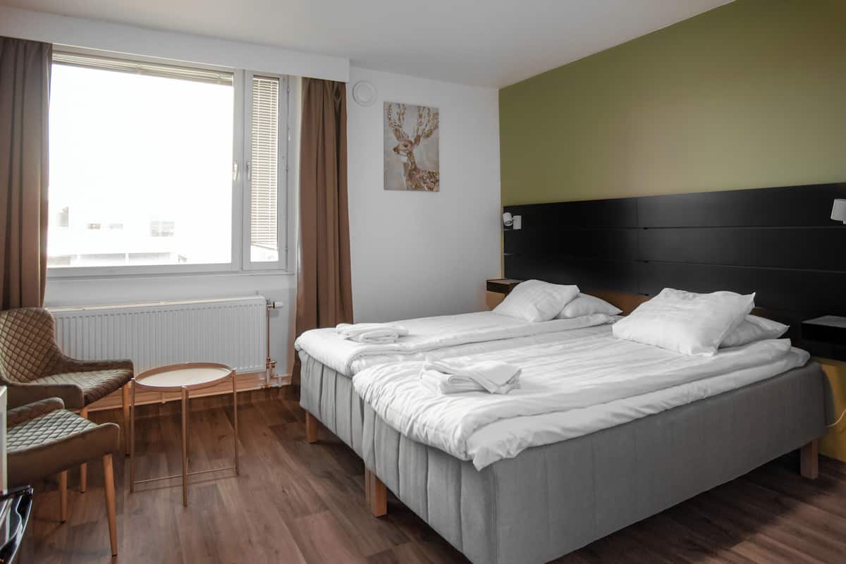 4 人部屋 | WiFi (無料)、ベッドシーツ