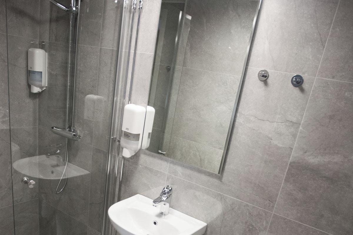 トリプルルーム | バスルーム | シャワー、タオル、石鹸、シャンプー