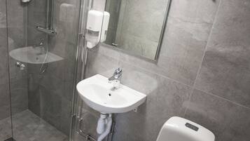 Habitación triple | Baño | Regadera, toallas, jabón, shampoo