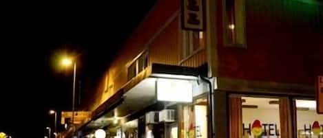 住宿正面 (夜晚)
