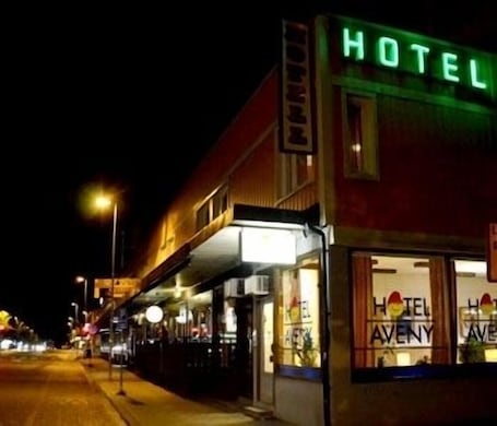 Fachada de la propiedad por la tarde o noche