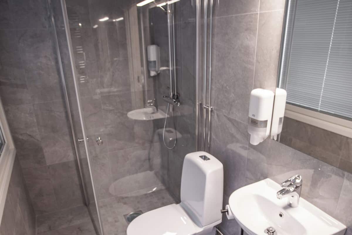 ツインルーム | バスルーム | シャワー、タオル、石鹸、シャンプー