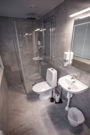 ツインルーム | バスルーム | シャワー、タオル、石鹸、シャンプー