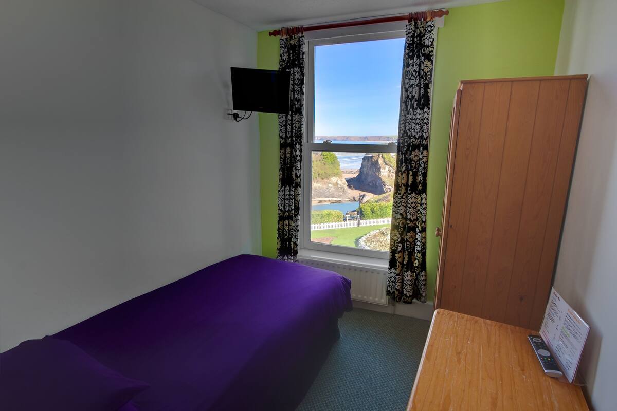 Single Room, Sea View