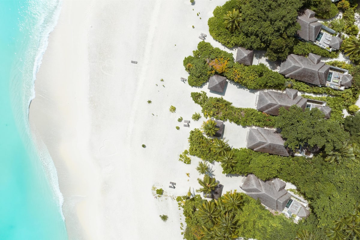Beach Pool Villa I Complimentary Seaplane for 7 nights and more I Non-Motorized Water Sports | 1 chambre, literie de qualité, couette en duvet, minibar