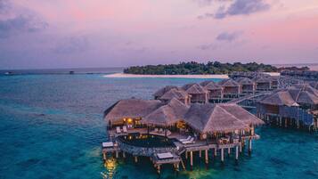En privat strand, liggestole, parasoller, badehåndklæder