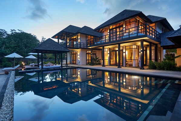 3 Bedroom Island Pool Residence I Complimentary Seaplane for 5 nights I One Premium Experience | Private pool