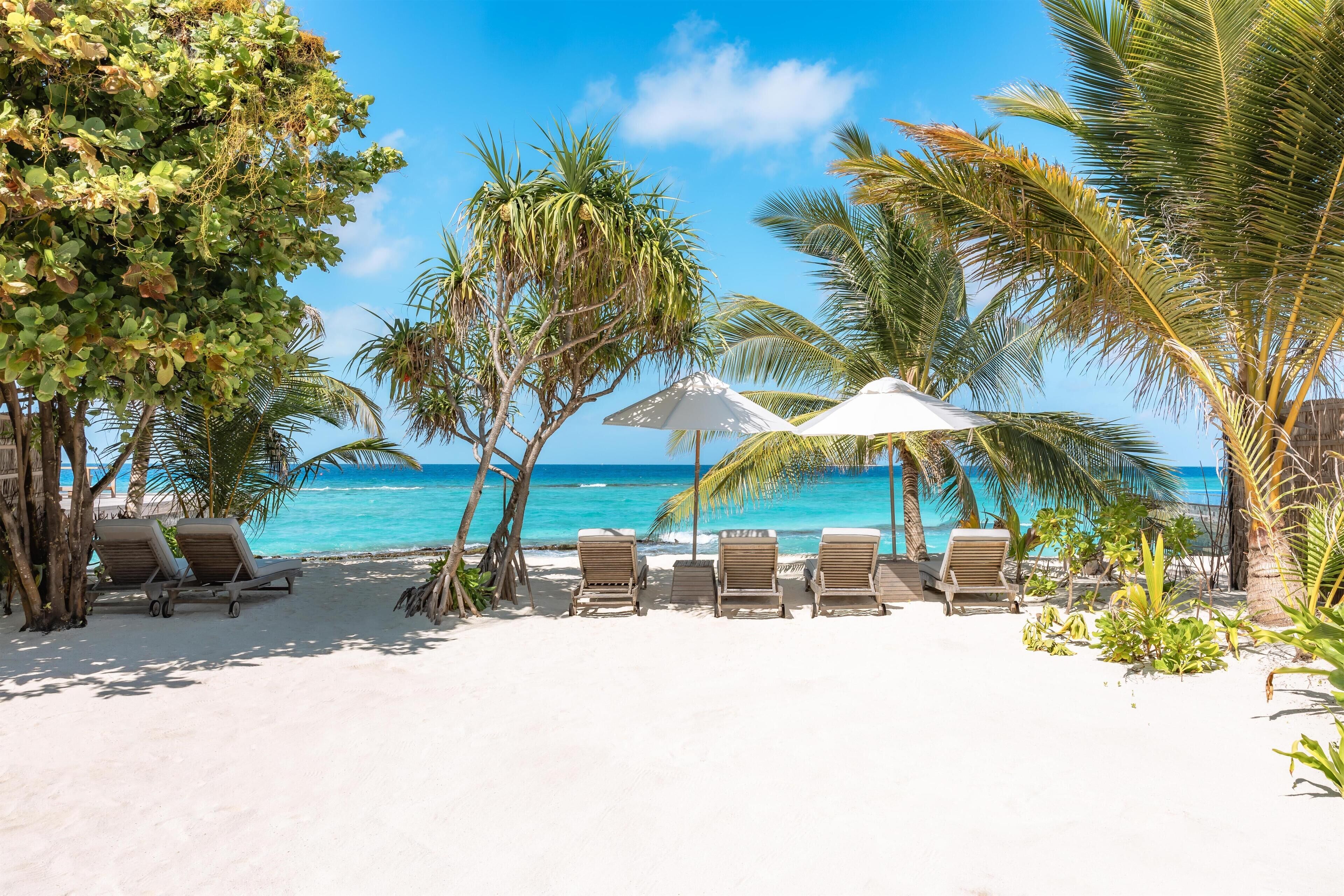 Pantai persendirian, kerusi lepak pantai, payung, tuala pantai 