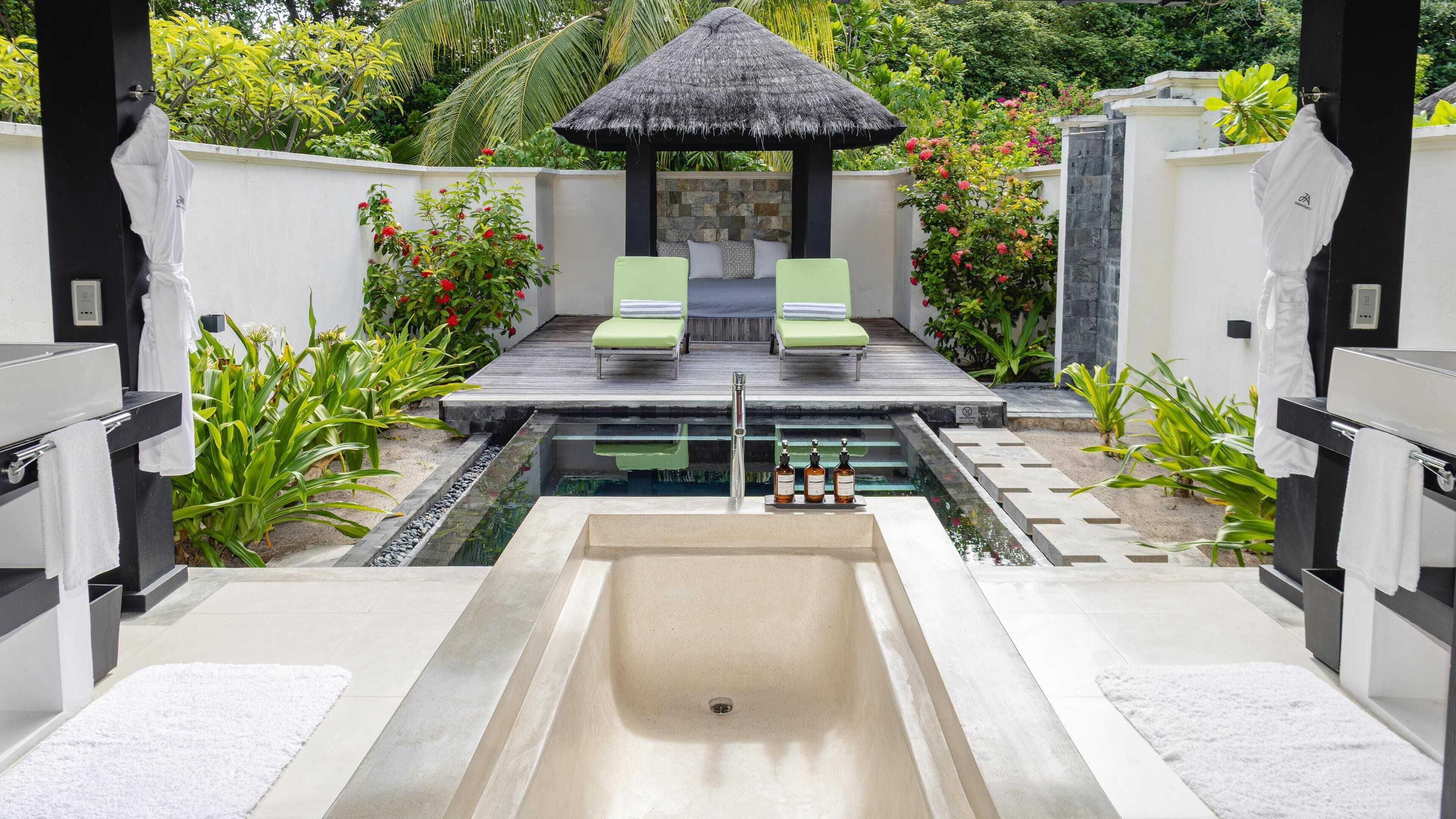 Beach Pool Villa I Complimentary Seaplane for 7 nights and more I Non-Motorized Water Sports | 욕실 | 별도의 욕조 및 샤워 시설, 전신 욕조, 레인폴 샤워기, 친환경 세면용품