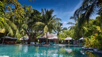 2 Außenpools, geöffnet von 06:00 Uhr bis 18:00 Uhr, Sonnenschirme