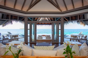 2 Bedroom Ocean Pool Residence I Complimentary Seaplane for 5 nights I One Premium Experience | 1 chambre, literie de qualité, couette en duvet, minibar