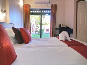 Habitación Confort con 2 camas individuales, patio, planta baja | Ropa de cama de alta calidad, caja fuerte, escritorio y ropa de cama