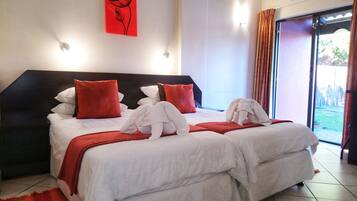 舒适双床房, 露台, 一层 | 高档床上用品、客房内保险箱、办公桌、床单