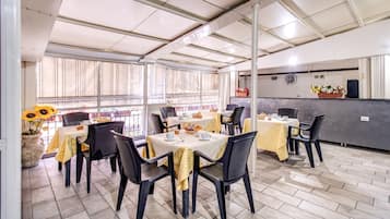 Tägliches Frühstücksbuffet (10 EUR pro Person)