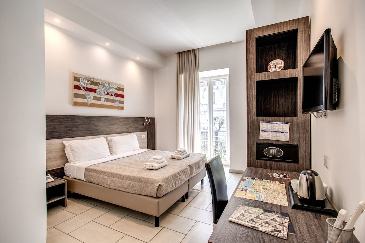 Habitación doble | Ropa de cama de alta calidad y caja de seguridad en la habitación