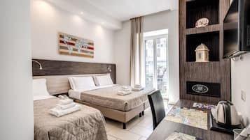 Dreibettzimmer | Hochwertige Bettwaren, Zimmersafe, Schreibtisch, Verdunkelungsvorhänge